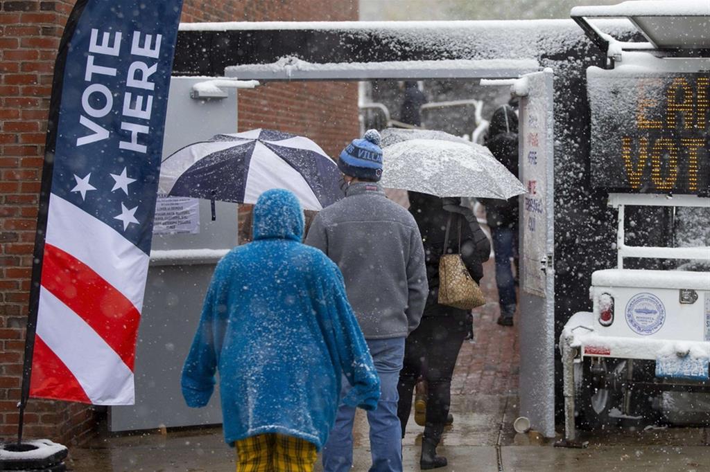 Elettori statunitensi al seggio sotto la neve per l'"Early in-person voting"