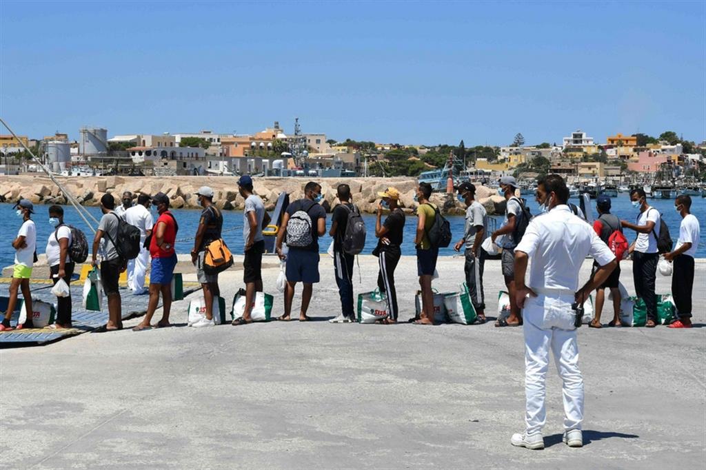 Migranti provenienti dalla Tnusia sul molo di Porto Empedocle, in Sicilia