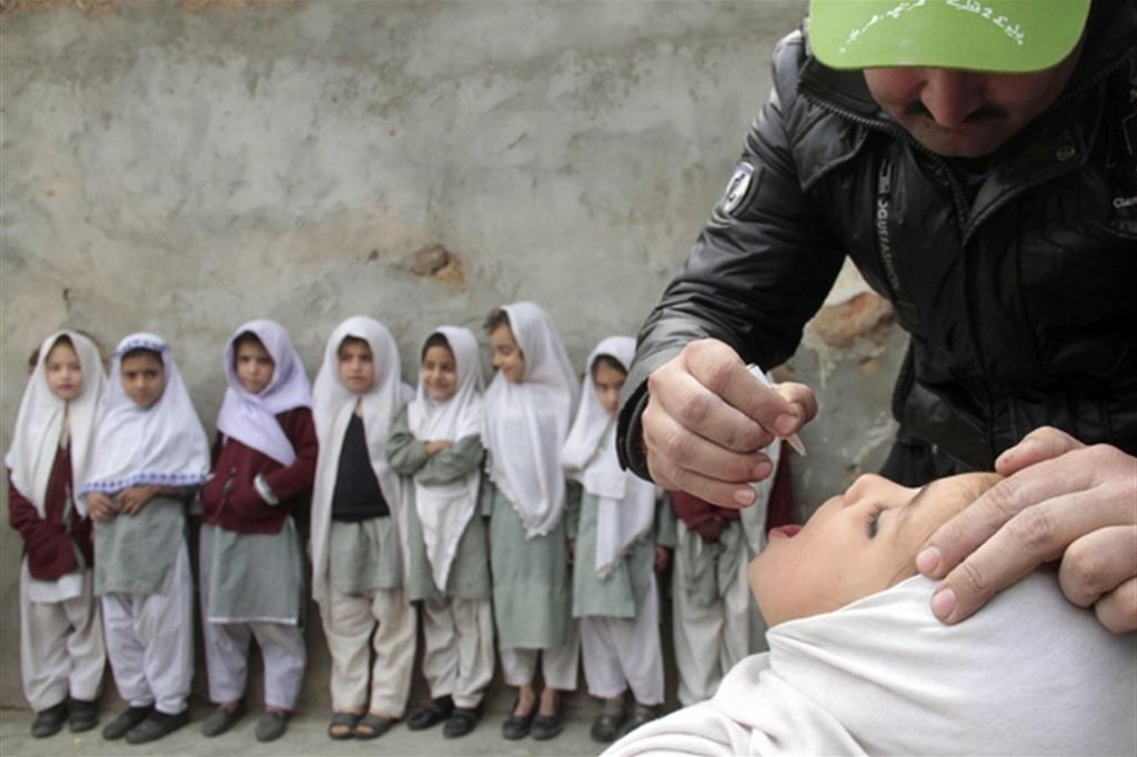 Vaccinazione di bimbi contro la polio nella zona della capitale Islamabad