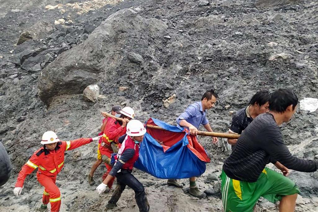 Myanmar, frana in una miniera di giada: oltre 160 morti