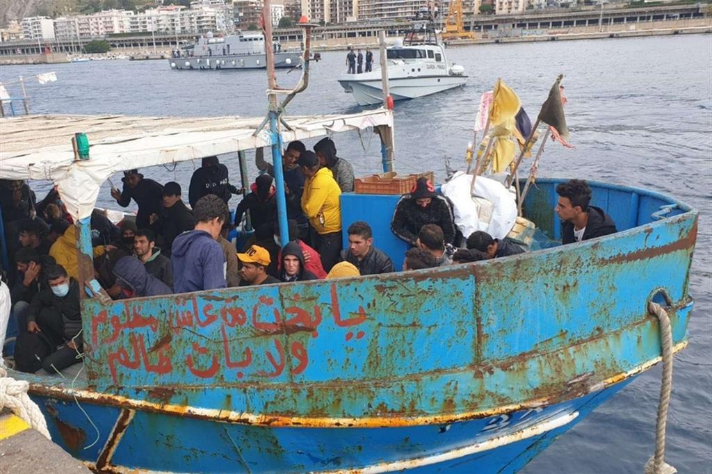 Un'immagine dello sbarco del peschereccio libico a Reggio Calabria