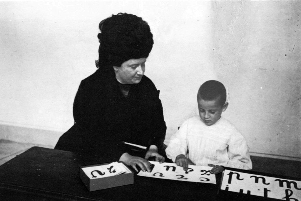 Maria Montessori con un alunno