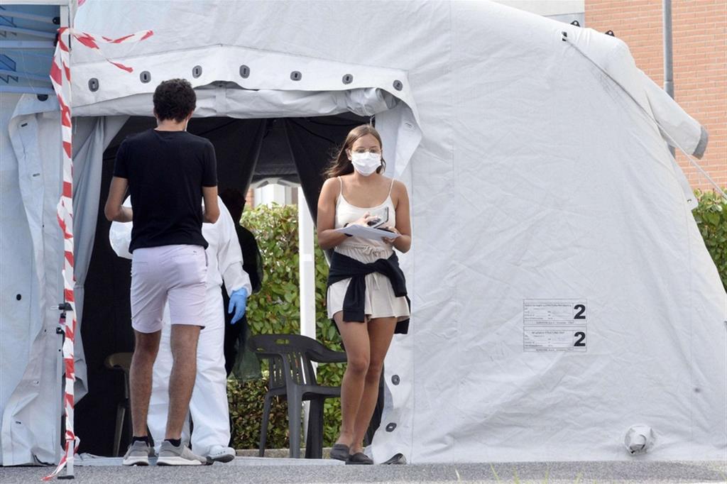 All'ospedale di Alzano Lombardo (Bergamo) si fanno i test alle persone rientrate dalle vacanze dalla Grecia