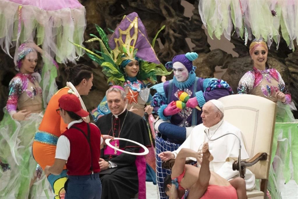 Il Papa lancia il cerchio durante lo spettacolo del circo Aqua in Vaticano