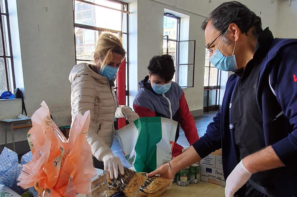 La distribuzione di aiuti al santuario di Pompei
