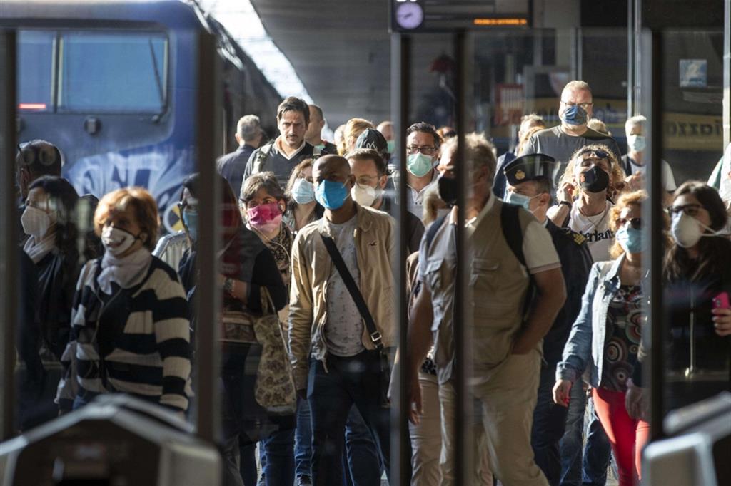 «Resta il distanziamento anche sui treni». 5 morti nelle ultime 24 ore