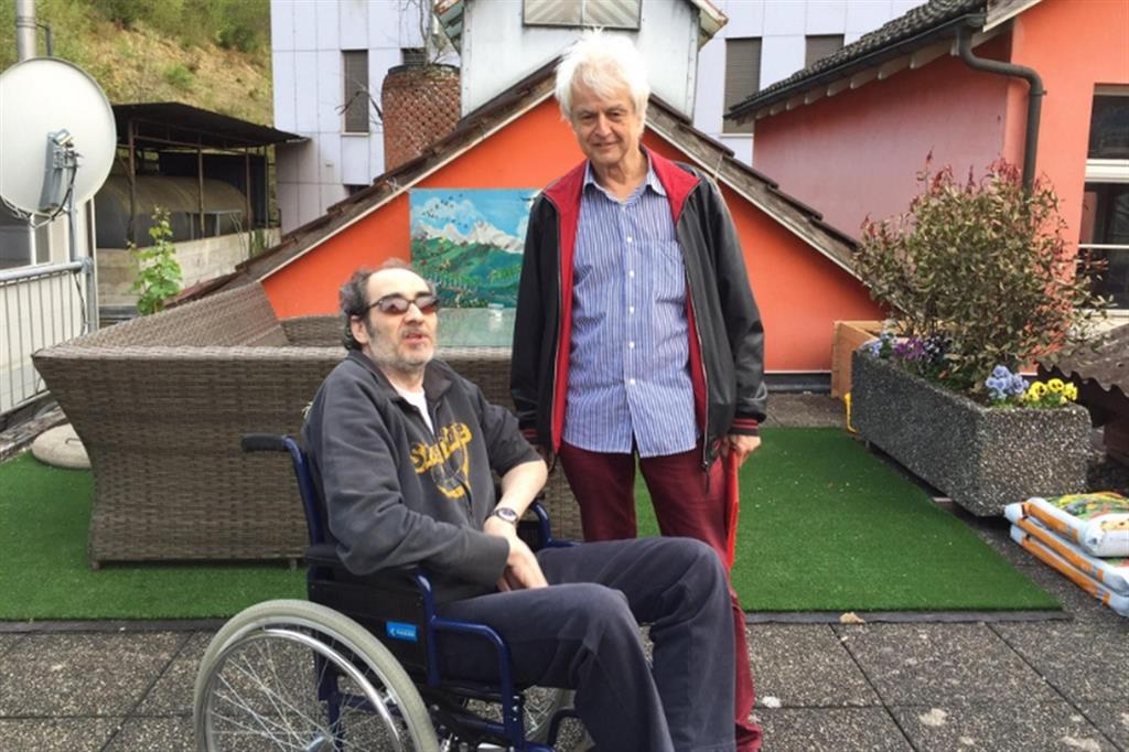 Davide Trentini, sulla sedia a rotelle, malato di Sclerosi multipla e morto in Svizzera nel 2017 per suicidio assistito, accompagnato dal leader radicale Marco Cappato