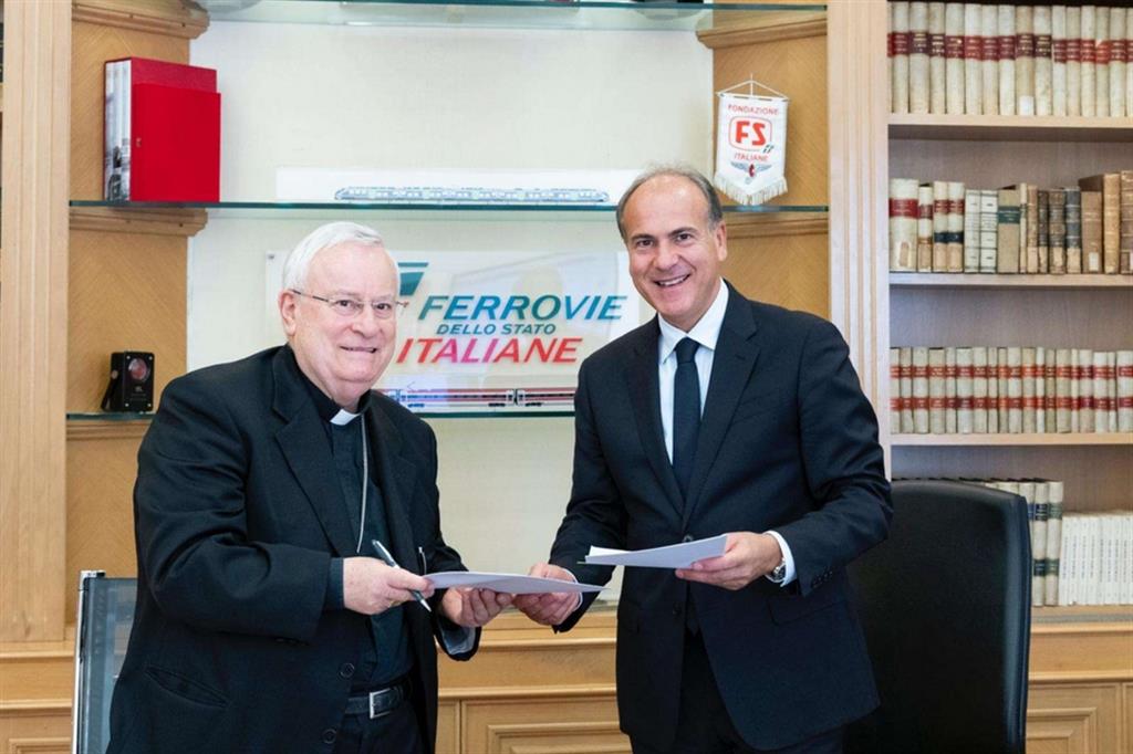Il cardinale Bassetti con l'ad e dg di Ferrovie dello Stato Battisti