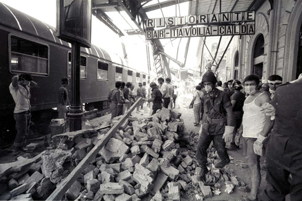 Un'immagine della strage alla stazione centrale di Bologna