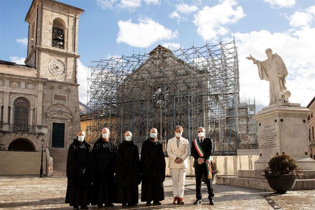 I monaci benedettini di Norcia, Brunello Cucinelli e il sindaco di Norcia Nicola Alemanno davanti alla Torre civica appena restaurata