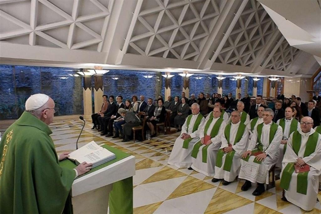Il Papa: il più grande nella Chiesa è chi serve, non chi ha più titoli