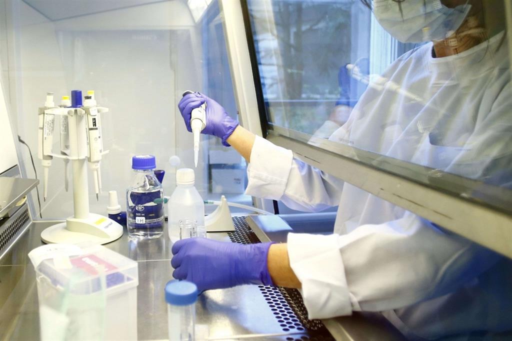 Al lavoro sul vaccino in un laboratorio di ricerca in Europa