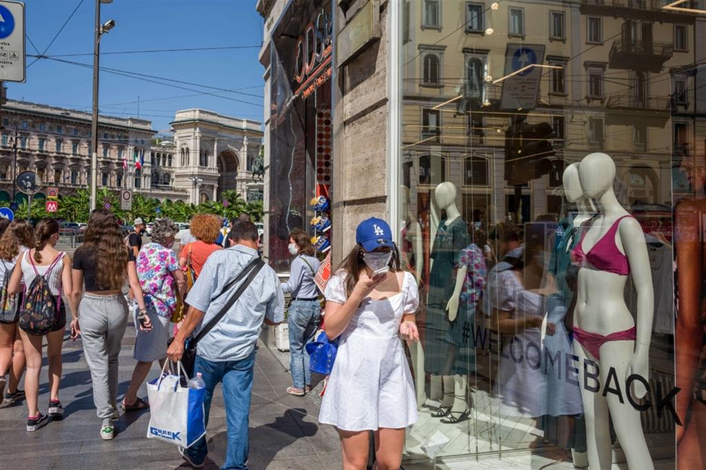 I primi turisti per le vie dello shopping milanese
