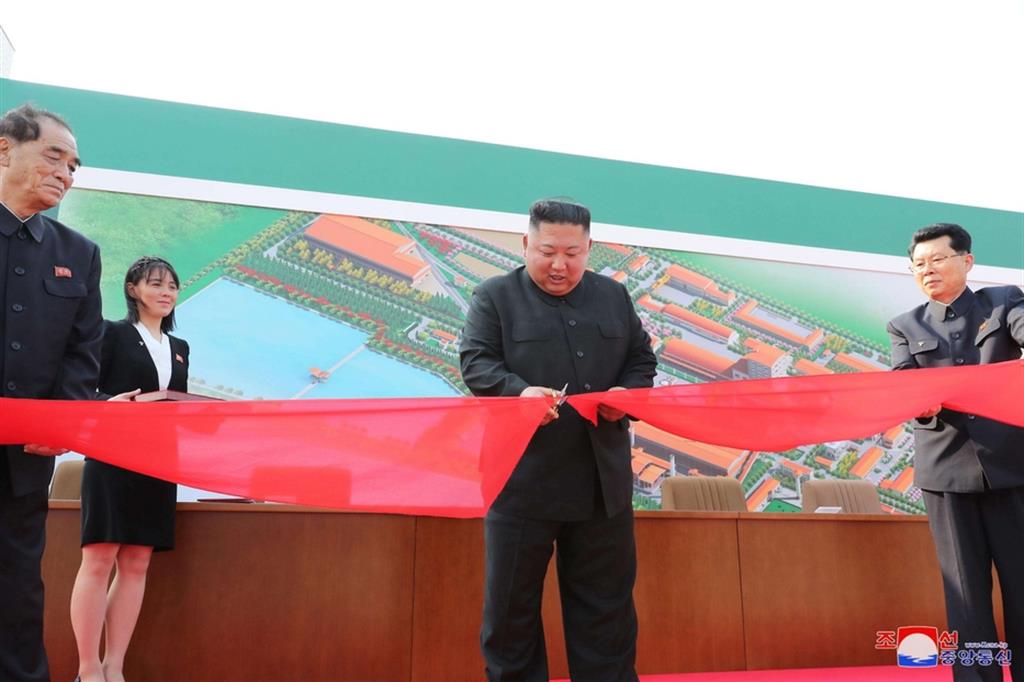 Kim è ricomparso dopo 20 giorni all'inaugurazione di una fabbrica di fertilizzanti vicino a  Pyongyang