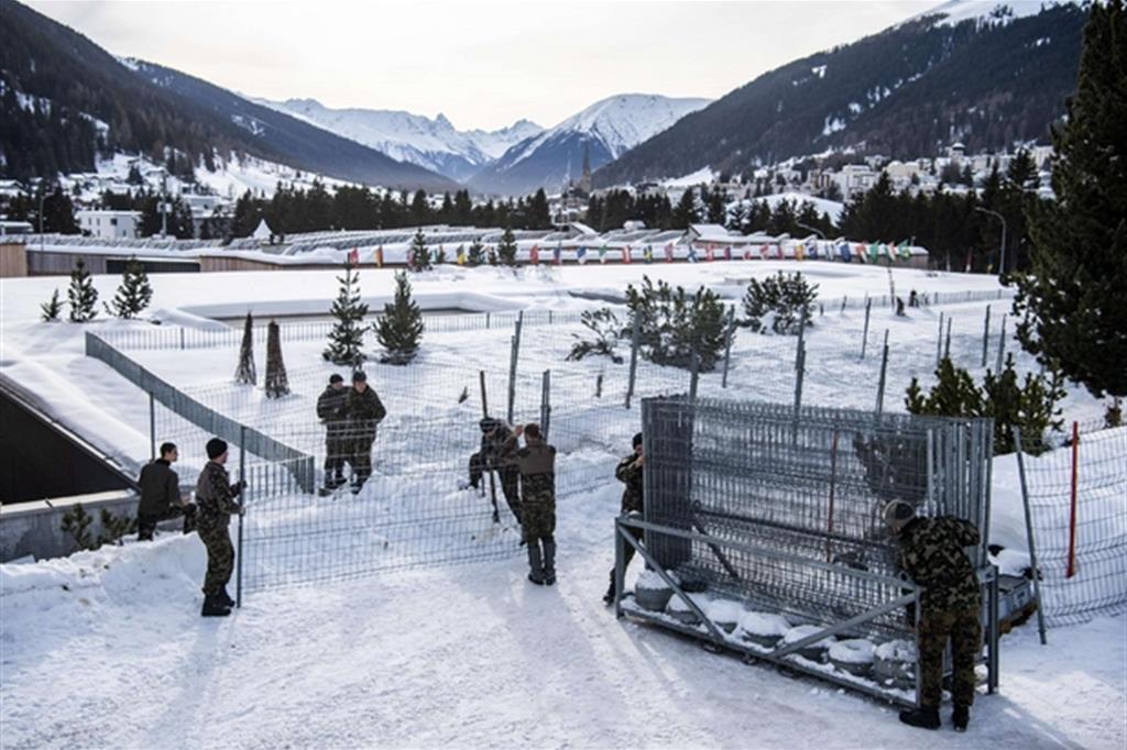 I soldati dell'esercito svizzero hanno allestito recinzioni attorno al Centro Congressi, sede del 50 ° World Economic Forum WEF, a Davos, in Svizzera, dal 13 gennaio 2020.
