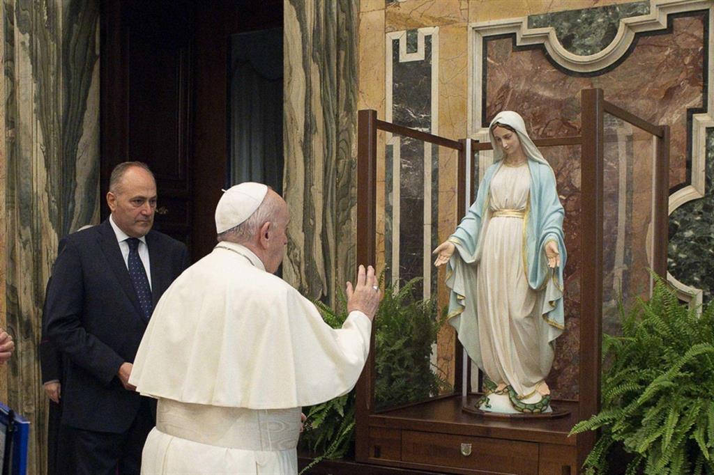 Papa Francesco benedice la statua della Beata Vergine della Medaglia Miracolosa