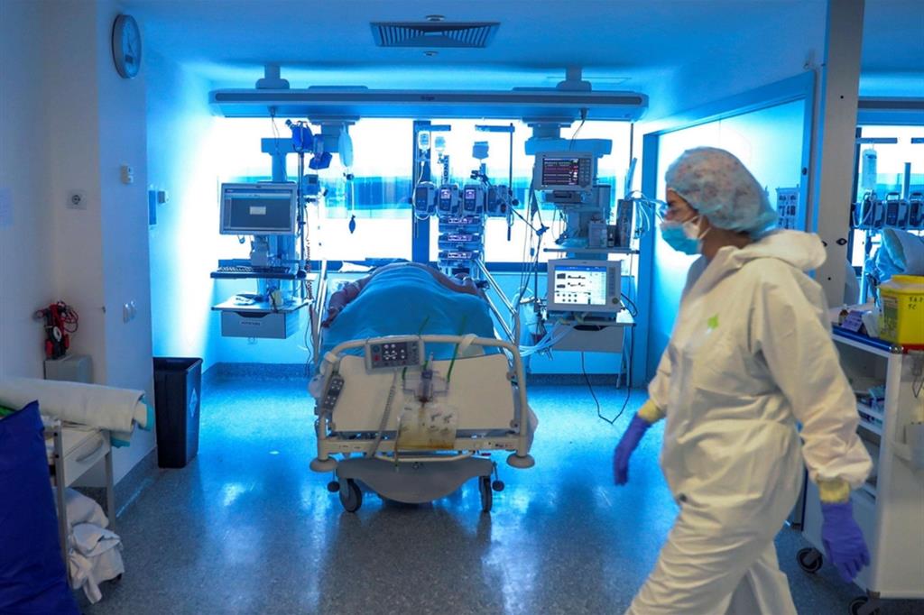 Operatrice sanitaria in una terapia intensiva a Madrid