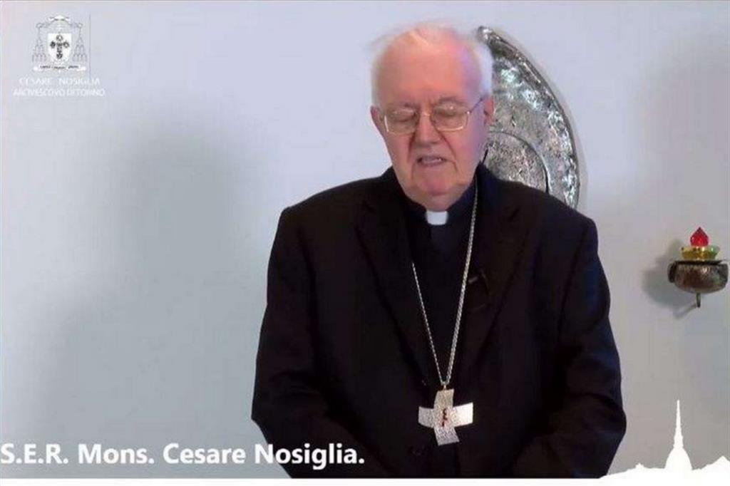 L'arcivescovo di Torino, monsignor Nosiglia, in diretta tv e social il 4 aprile annuncia la contemplazione della Sindone il Sabato Santo