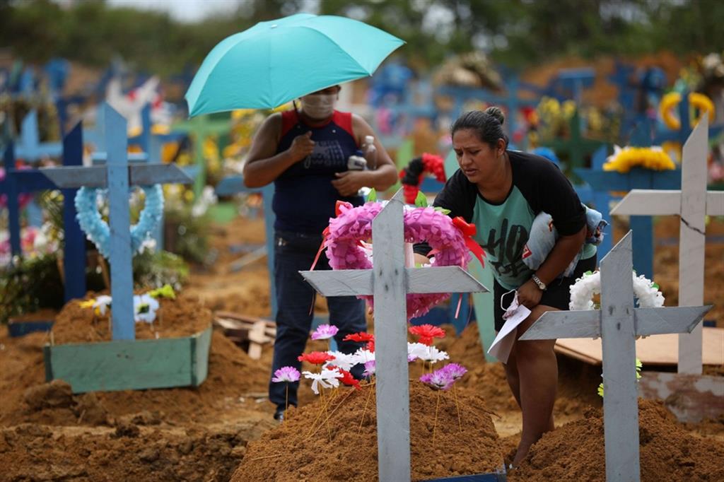 Partecipanti a un funerale collettivo al cimitero di Manaus, nell'Amazzonia brasiliana, il 28 aprile