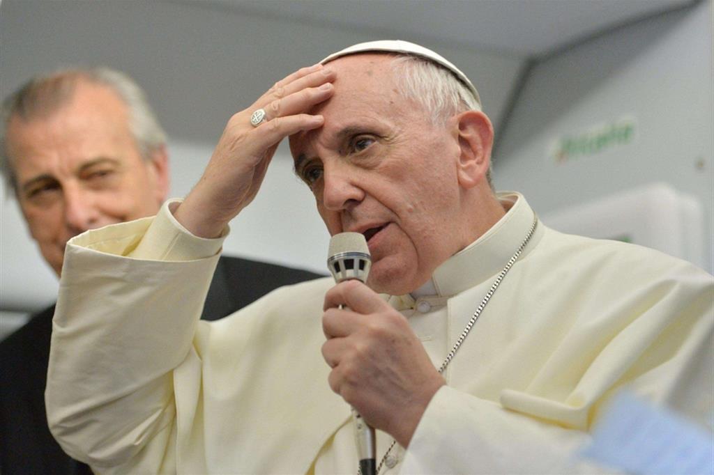 Il Papa in areo al ritorno del viaggio in Brasile, il 28 aprile 2013