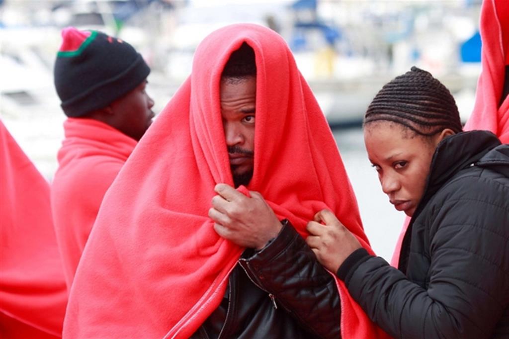 Migranti soccorsi dalle autorità spagnole sbarcano ad Algeciras il 2 gennaio 2020