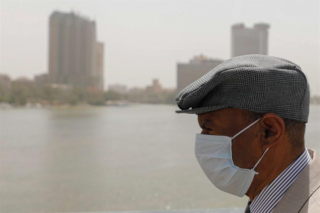 Con la mascherina in riva al Nilo al Cairo, Egitto