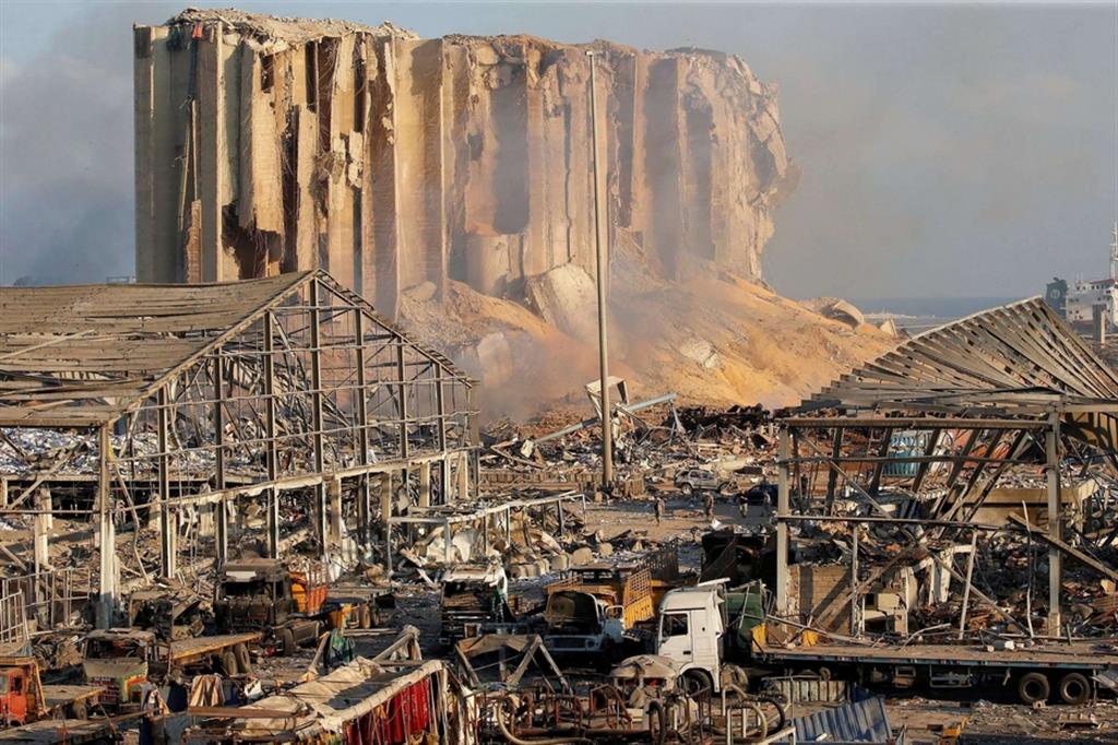 Il porto di Beirut distrutto
