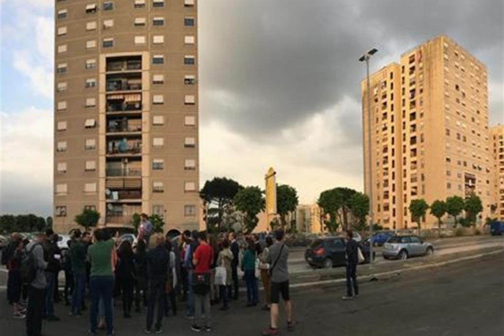Cittadini durante un incontro a Tor Bella Monaca a Roma
