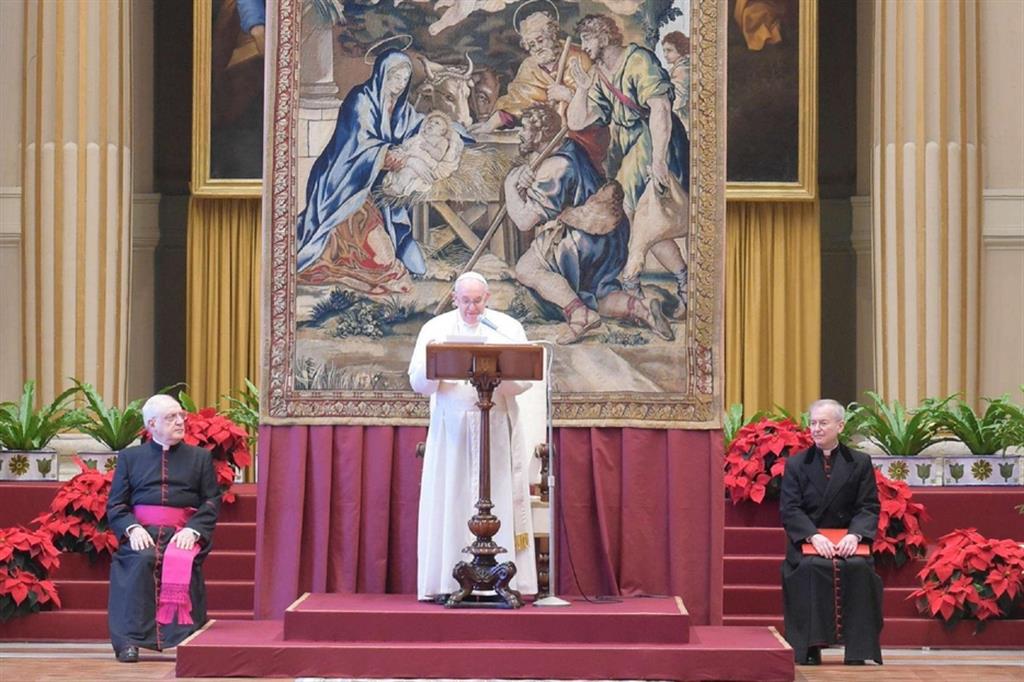 Il Papa alla Curia: «Dalla crisi si rinasce, no ai conflitti»