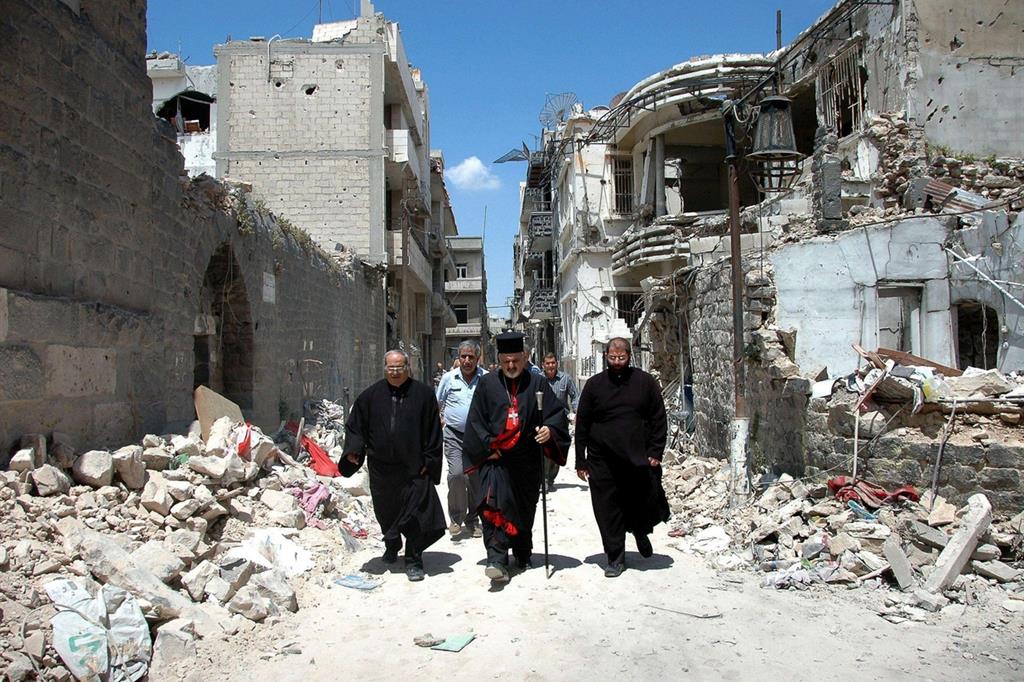 Il patriarca siro-cattolico Ignace Youssif III Younan fra le macerie di Homs in Siria