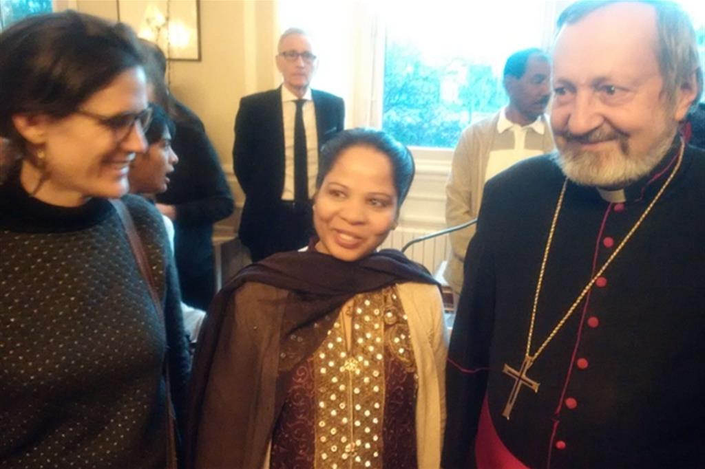 Asia Bibi, al centro a fianco di monsignor Pascal Gollnisch, durante la cerimonia di conferimento della cittadinanza onoraria  di Parigi