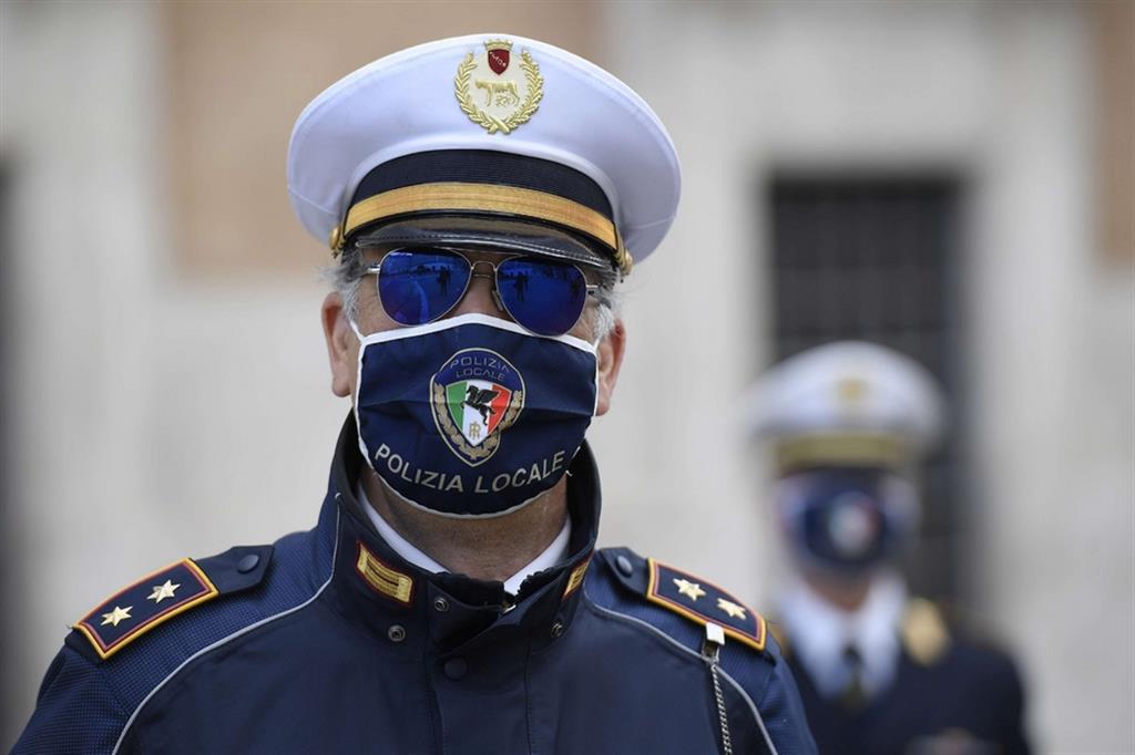 I vigili urbani di Roma indossano mascherine personalizzate