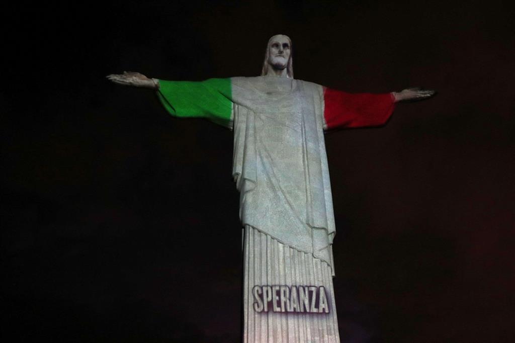 Il Cristo si veste di tricolore per l'Italia - Reuters