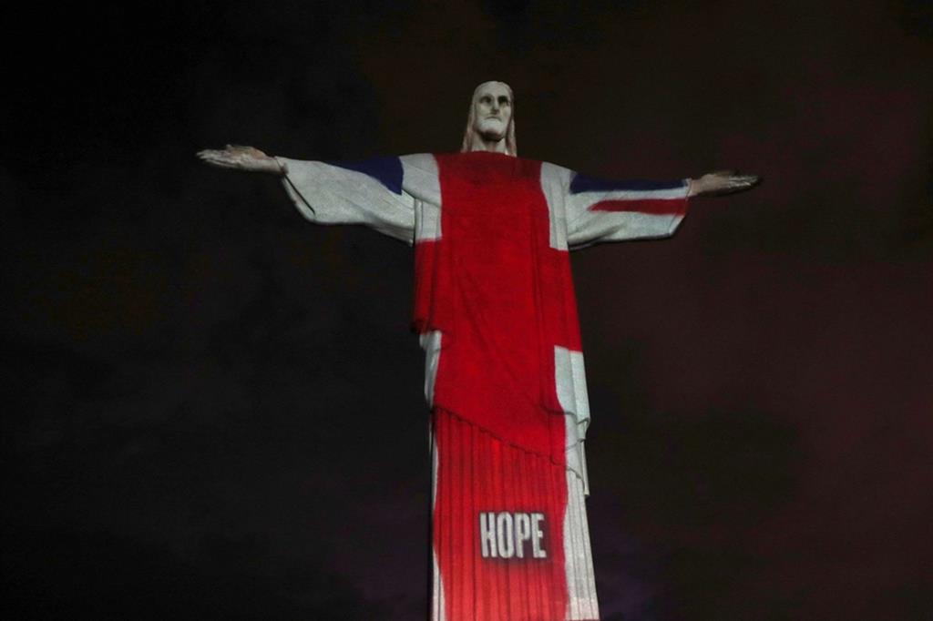 Sul Cristo è proiettata la bandiera britannica - Reuters