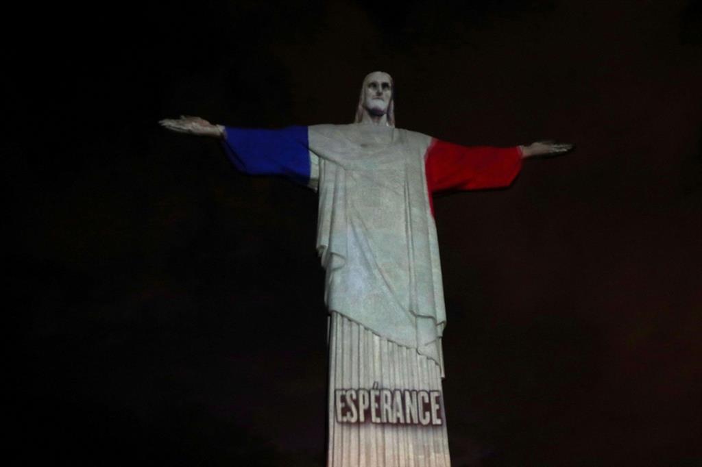 I colori della bandiera francese proiettati sul Cristo Redentore - Reuters