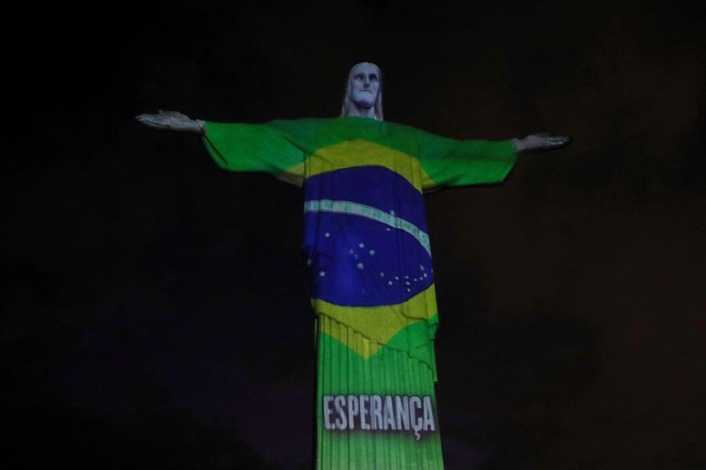 La statua "veste" i colori e il simbolo della bandiera del Brasile - Reuters