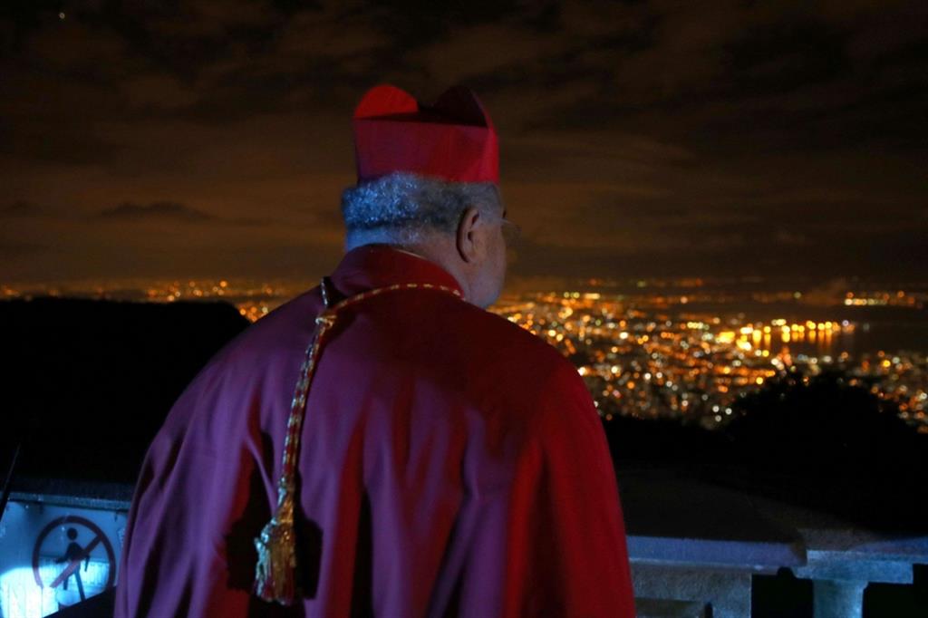 Il cardinale Orani Tempesta, ai piedi della statua del Redentore, osserva le luci di Rio deJaneiro - Reuters