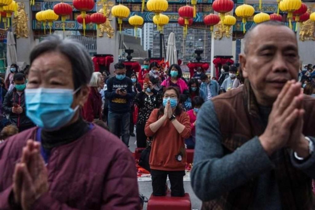 A Hong Kong si prega con le mascherine