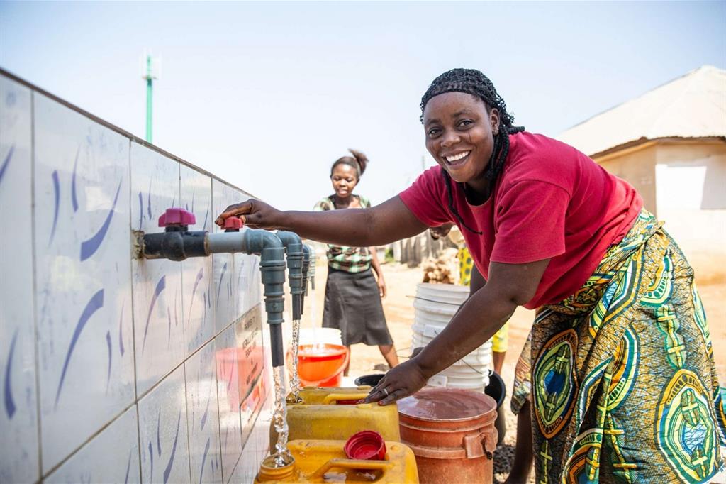 Una donna a un “fontanello” di acqua potabile in Africa