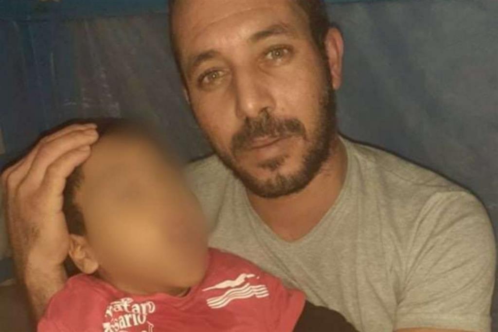 Milad Marouan e il figlio disabile arrivati su un barcone da Sfax