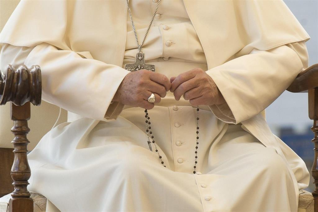 Il Papa prega con il Rosario in mano