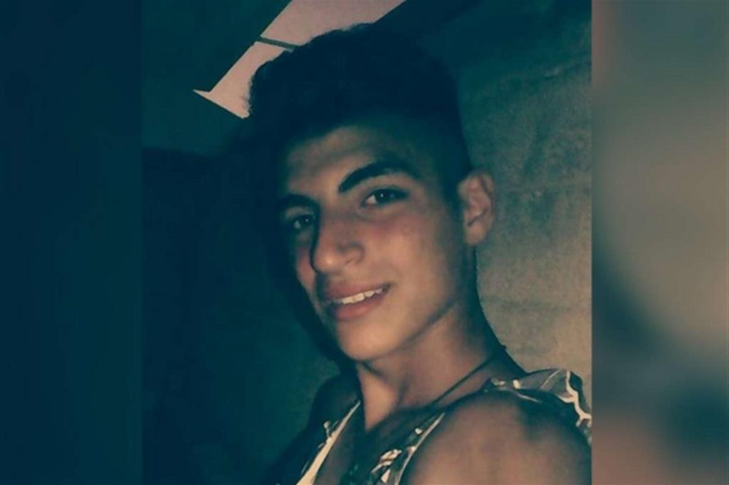 Giovanni Biondo, morto a 21 anni cadendo da una scala a Custonaci, in provincia di Trapani. Ora la mamma chiede giustizia