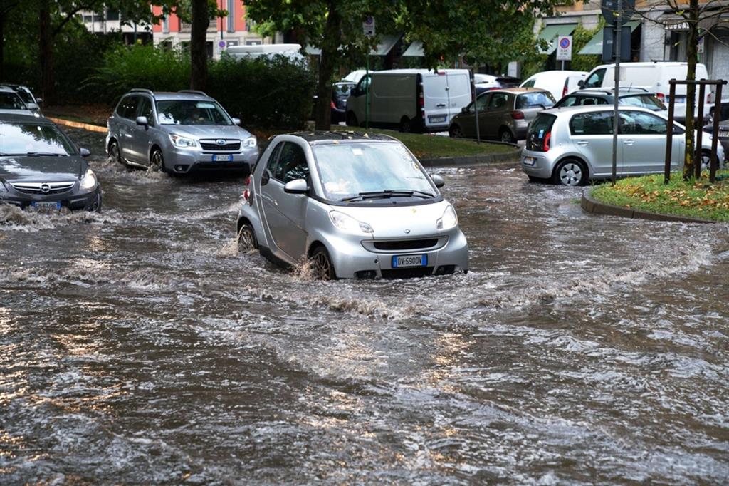 Bomba d'acqua su Milano. "In mezz'ora fiumi saliti 3 metri"