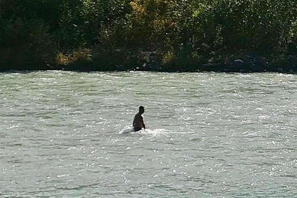Un frame del video in cui si vede il padre della ragazza dispersa a piedi sul fiume
