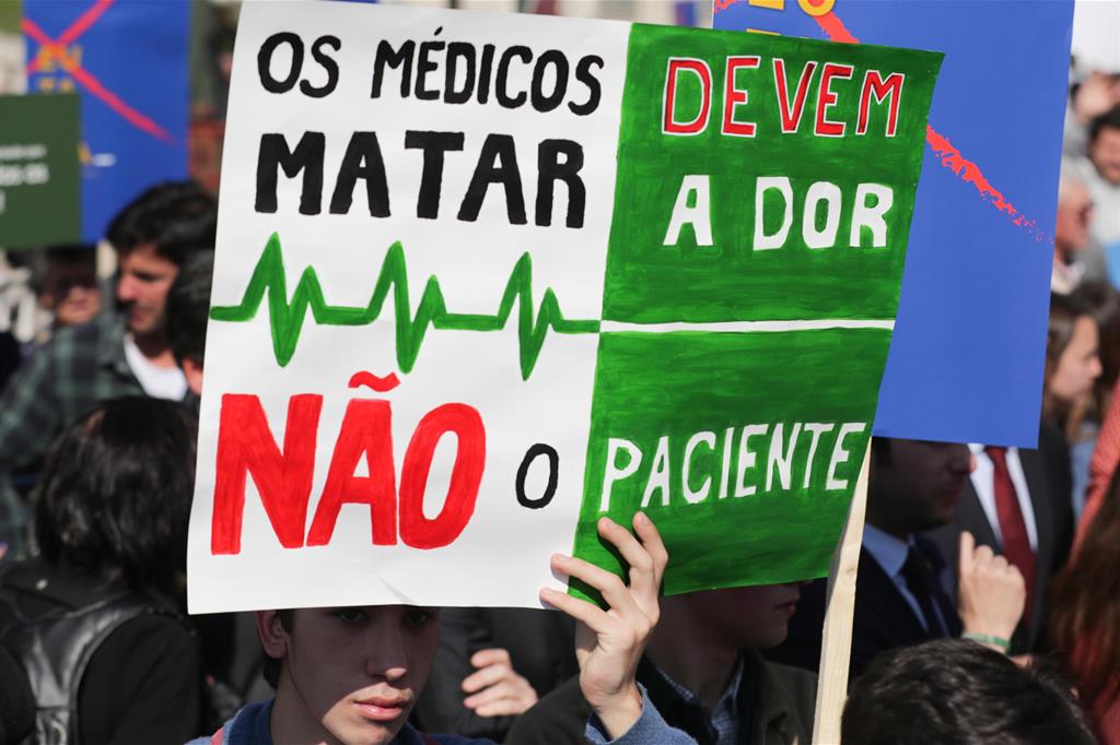 Manifestazione contro la legalizzazione dell'eutanasia davanti al Parlamento di Lisbona