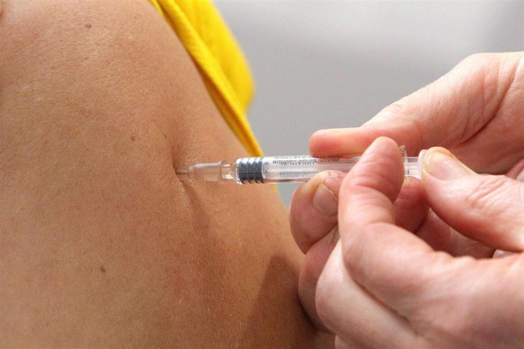 Il vaccino di Oxford produce i primi anticorpi nei volontari