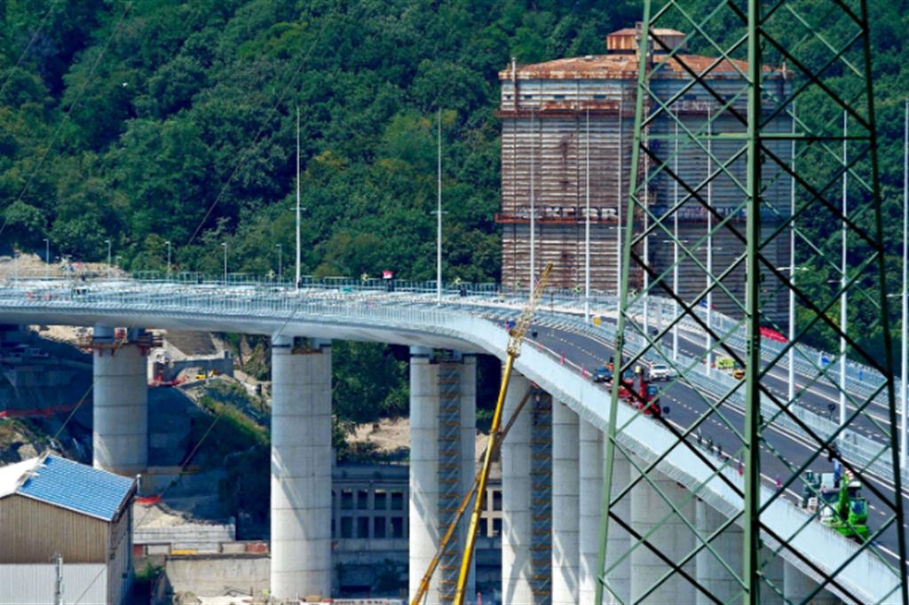 Ultime lavorazioni e rifiniture sulla struttura del nuovo ponte di Genova San Giorgio Ex Ponte Morandi, che verra' inaugurato Lunedi 3 Agosto. Nella foto, il ponte con il vecchio gasometro che dovrebbe essere demolito perché' pericolante. 
