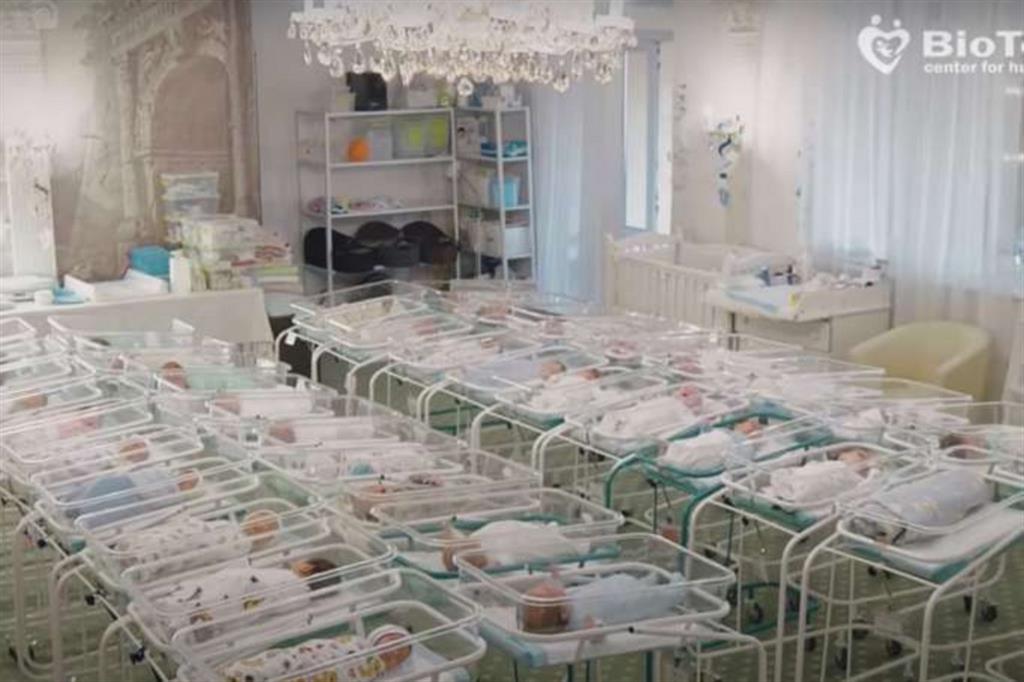 La hall dell'albergo di Kiev in cui sono stati stipati i 46 bebè in attesa di essere "ritirati" da chi li ha ordinati