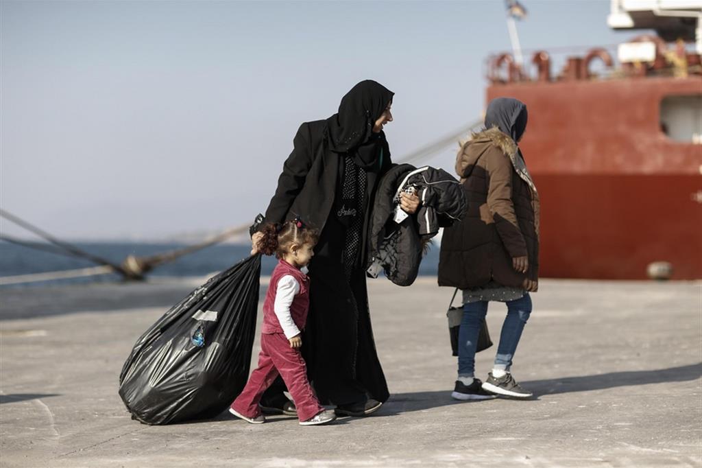 Questi migranti ce l'hanno fatta a raggiungere la Grecia, anche se per la maggior parte di loro il futuro sembra non esistere. Per Nadir e suo figlio Yahya la fuga dall'inferno è finita in tragedia