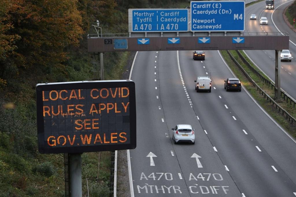 Un'autostrada semideserta in Galles